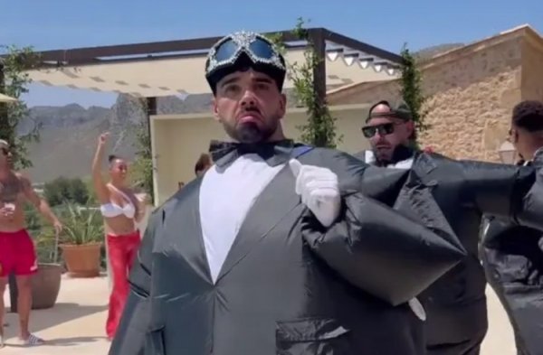 太阳报：拉亚与女友举行婚礼，他身穿充气燕尾服与伴郎团搞笑入场