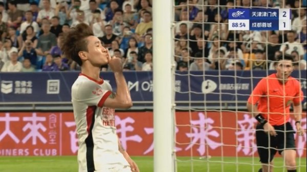 示意球迷闭嘴！韦世豪造点亲自主罚命中，蓉城1-2扳回一城