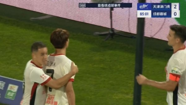 差点迸发  ！韦世豪和津门虎看台对骂，队友把他拉了回来