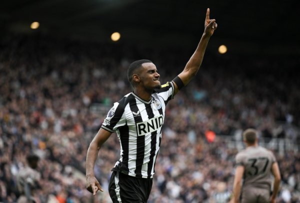 记者：没有迹象表明切尔西将争夺伊萨克，他们满意现有的锋线配置