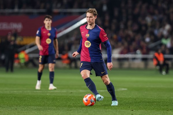 记者：巴萨即将与德容完成续约，弗里克上赛季成功激活了他