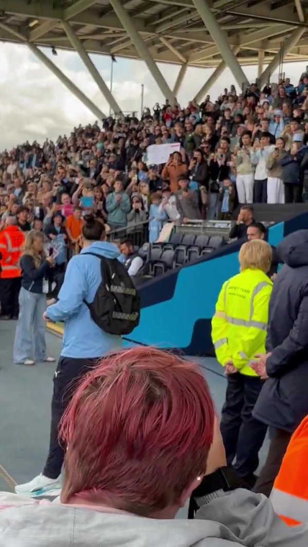 跟队:曼城今日进行透明 练习 ,格拉利什出场时受球迷剧烈 呐喊