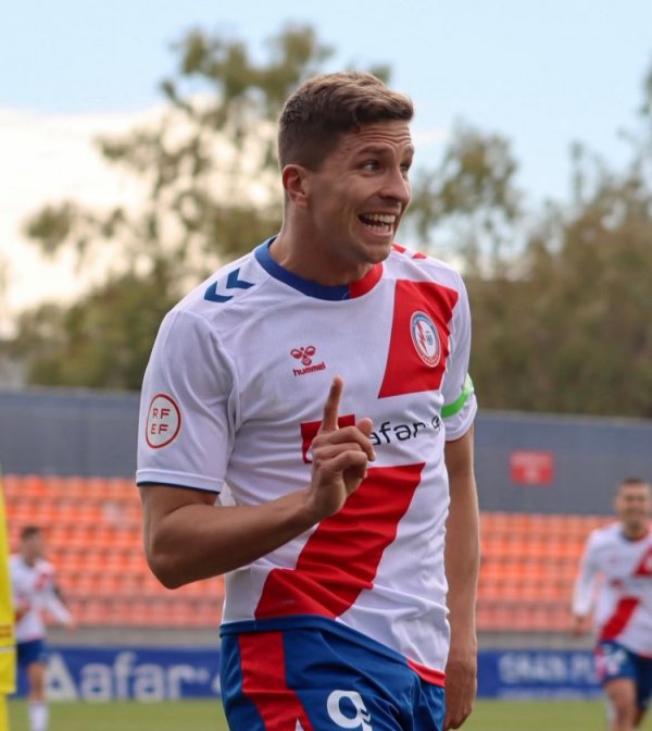 记者:西蒙尼次子詹卢卡-西蒙尼退役,现年27岁将进经纪公司工作