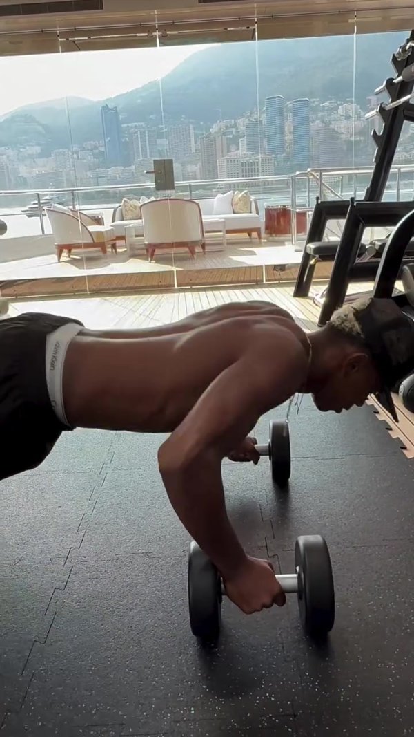 不仅仅靠天赋！亚马尔社媒晒视频：手握健身运动练习      哑铃  伏地挺身  强化练习