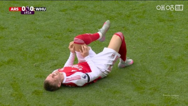 枪迷揪心！厄德高开场20分钟膝盖与对手追尾，两度躺在场地内